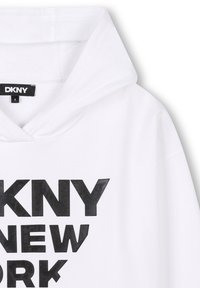 Sudadera blanca con una gran impresión negra de "DKNY NEW YORK" en el frente, con capucha ajustable y textura suave de algodón.