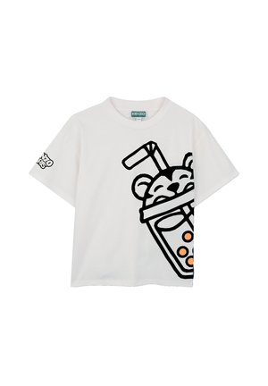 Witte korte mouw T-shirt met een grote zwarte lijntekening van een beer in een beker met een rietje en oranje bubbels. Zachte katoenen stof.