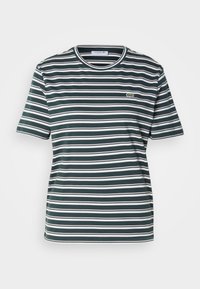 Žalias ir baltas juostuotas marškinėliai, pagaminti iš minkštos medvilnės. Apvali iškirptė su kontrastine apdaila. Mažas Lacoste logotipas ant kairiojo krūtinės pusės.