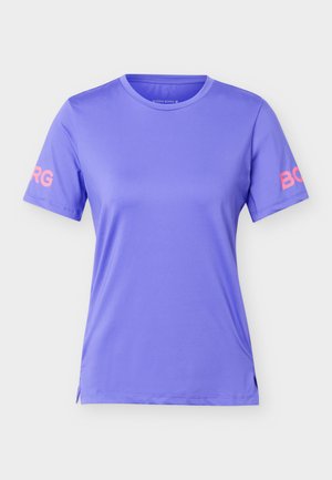 Kortærmet atletisk t-shirt i lilla med rund hals, forneden med slidser i siderne, glat stof og lyserødt "BORG"-tryk på hver ærme.