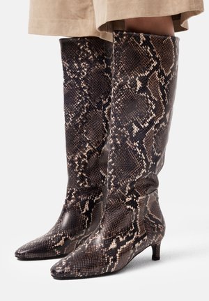 Hoge, fitted laarzen in gestructureerde slangenprint, met tinten bruin en zwart, spitse neus en een lage kittenheel.