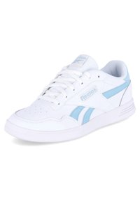 Chaussures de sport blanches avec une tige en cuir lisse, des accents bleu clair, un avant perforé et une languette en tissu texturé. Logo Reebok présent.