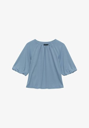 Lyseblå kortærmet bluse med rund halsudskæring, rynket detaljering foran og elastiske puffærmer. Blød stoftekstur.