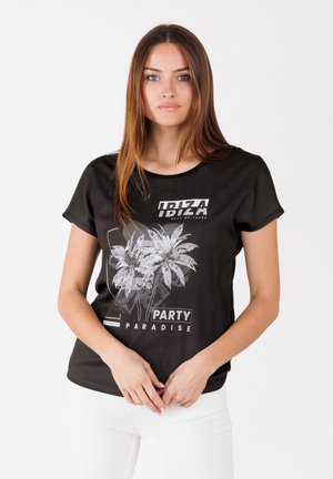 Zwart T-shirt met korte mouwen, voorzien van een grafische print met palmbomen en de tekst "IBIZA PARTY PARADISE," gemaakt van lichte stof.