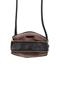 Borsa a tracolla in pelle nera con chiusura a zip, doppio scomparto e dettagli in metallo dorato. L'interno presenta una fodera rosa chiaro.