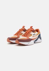 Fila-Sneaker aus Netz- und Synthetikmaterialien in den Farben Orange, Weiß, Braun und Marineblau. Auffällige Akzente sind die strukturierten Paneele.