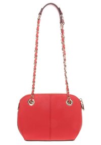 Červená kožená crossbody taška se zlatým řetízkem a zipovým uzavřením, zaobleným dnem a prošitým středovým švem.