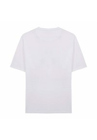 Camiseta blanca de manga corta, cuello redondo, tela de algodón suave, dobladillo recto, textura lisa, sin logotipos ni patrones visibles.