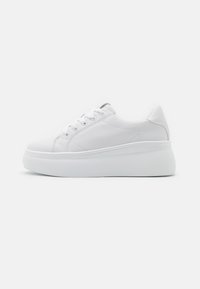 Baskets blanches avec une tige en cuir lisse, des détails de surpiqûres subtils et une semelle plateforme texturée blanche pour plus de hauteur.