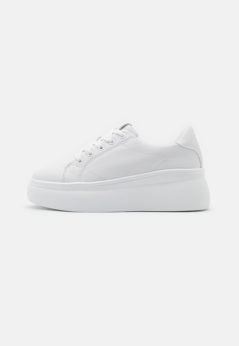 Baskets blanches avec une tige en cuir lisse, des détails de surpiqûres subtils et une semelle plateforme texturée blanche pour plus de hauteur.