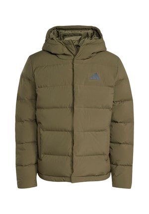 Olivově zelená prošívaná zimní bunda s kapucí, předním zipem, druky, bočními kapsami a malým logem Adidas na hrudi.