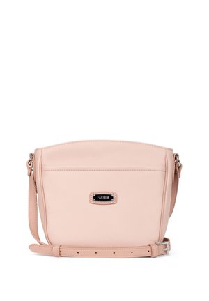 Sac bandoulière en cuir rose clair avec sangle réglable et boucle argentée, avec une poche avant et une étiquette métallique de marque "FAGOLA".