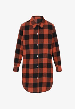 Rød og sort ternet skjorte, med knaplukning, lange ærmer, rundet afslutning, lavet af blødt stof, med sølvknapper ned foran.