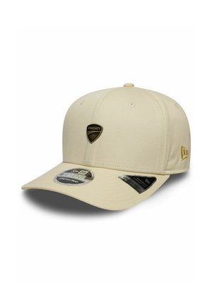 Beige Ducati Baseballkappe mit goldenem Logo auf der Vorderseite, New Era-Emblem an der Seite und Aufklebern auf dem gebogenen Schirm.