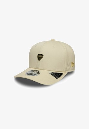 Beige Ducati Baseballkappe mit goldenem Logo auf der Vorderseite, New Era-Emblem an der Seite und Aufklebern auf dem gebogenen Schirm.