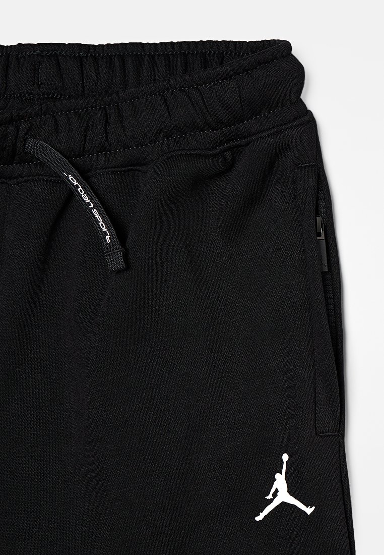 Schwarze Jogginghose aus weichem Stoff, mit einem elastischen Bund und Kordelzug sowie einem weißen Jumpman-Logo auf der linken Seite.