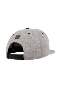Hallgrey kangas snapback mütsi lame äär, millel on pruun nahklogoga silt ja must plastikust reguleeritav rihm. Tekstuuriga materjal, millel on nähtavad õmblused.