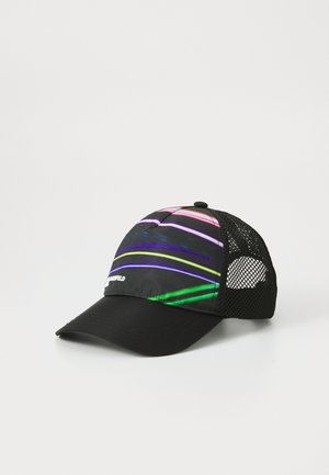 Chapéu preto com laterais em malha, apresentando um design gráfico listrado colorido em rosa neon, verde e roxo no painel frontal.