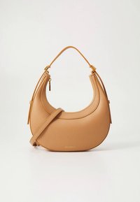 Torba od tamnosmeđe kože s zakrivljenim oblikom, zaobljenom gornjom ručkom i podesivim remenom. Ima hardver zlatne boje i teksturiranu završnu obradu.