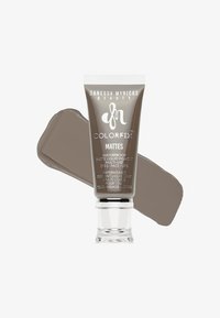 Tube van Danessa Myricks Beauty Colorfix matte waterdichte vloeibare pigment met taupe swatch erachter op een witte achtergrond.