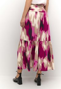 Gonna maxi con giro in vita arricciato, caratterizzata da un motivo astratto multicolore nei toni del rosa, beige e nero. Realizzata in tessuto leggero.