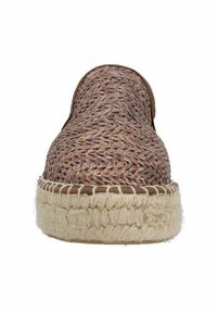 Bruine geweven espadrille met een gesloten achterkant en een stroachtige bovenkant, met een jute touw zool. Gestructureerd oppervlak met een natuurlijke afwerking.