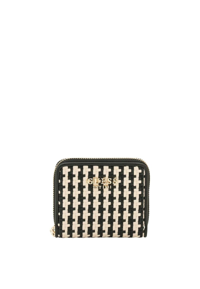 Portefeuille tissé noir et blanc avec fermeture à glissière, présentant un logo doré à l'avant. Texture lisse et forme rectangulaire.