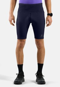 Shorts de sport bleu marine avec une taille haute, fabriqués en matériau extensible. Comprend des poches latérales et un logo discret sur la jambe.