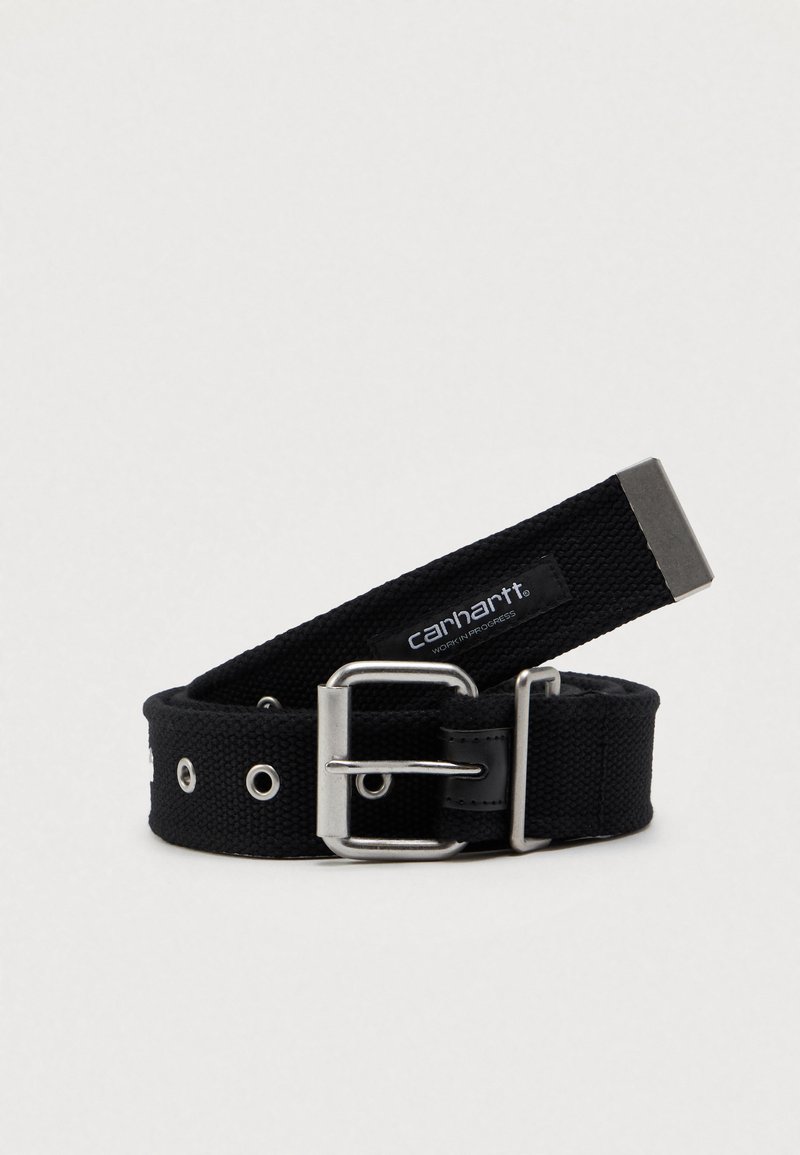 Ceinture en tissu tissé noir avec boucle en métal argenté et œillets, arborant une étiquette du logo Carhartt Work In Progress.