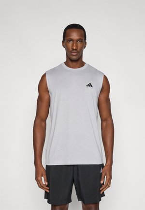 Hall hallitusega sportlik särk ümar kaelusega ja musta Adidas logo vasakul rinnal, kombineeritud tumedate sportlike lühikestega. Sujuv tekstuur.