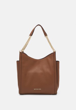Brun læder Michael Kors håndtaske med guldkæde og læderstrop-hanke samt en stenagtig tekstur på hvid baggrund.