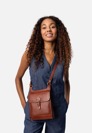 Borsa a tracolla in pelle marrone con finitura testurizzata, pattina anteriore piatta e dettaglio decorativo della chiusura. Forma compatta e rettangolare con spallaccio.