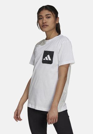 Weißes Baumwoll-T-Shirt mit einer schwarzen Tasche und einem Logo. Kurze Ärmel und lockere Passform. Schlichtes Design ohne Muster oder Verzierungen.