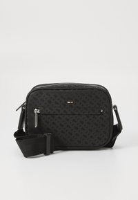Borsa a tracolla rettangolare nera con un motivo geometrico testurizzato, zip in argento e tracolla regolabile. Presenta una tasca frontale e il logo del marchio.