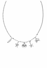 Silberne Kettenhalskette mit fünf maritim inspirierten Anhängern: Seepferdchen, Schildkröte, Muschel, Seestern und Krabbe, mit unterschiedlichen Texturen und Formen.