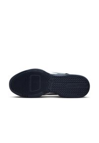 Scarpa da corsa con suola in gomma texturizzata blu navy, caratterizzata da un motivo di battistrada pronunciato e un dettaglio di branding ben visibile.