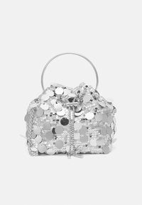Bolso de mano plateado con lentejuelas, cierre de cordón, asa circular y acentos de cadena decorativos. Textura suave con superficies reflectantes.