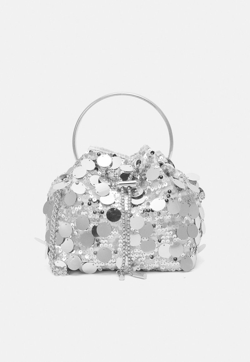 Bolso de mano plateado con lentejuelas, cierre de cordón, asa circular y acentos de cadena decorativos. Textura suave con superficies reflectantes.