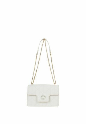 Sac à main en cuir matelassé blanc avec une bandoulière chaîne en or. Dispose d'un rabat avant et d'un détail logo sur la fermeture.