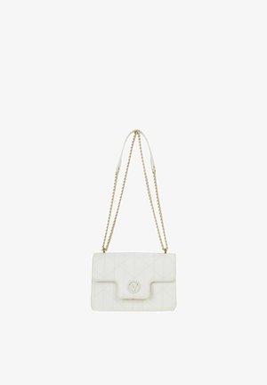 Sac à main en cuir matelassé blanc avec une bandoulière chaîne en or. Dispose d'un rabat avant et d'un détail logo sur la fermeture.