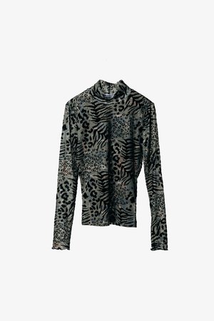 Dolga majica z dolgimi rokavi iz prosojne, lahke tkanine, ki ima sivo in črno živalsko potiskano zasnovo ter ovratnik v stilu mock turtleneck in teksturirano površino.