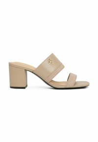 Beige Blockabsatz-Sandalen mit glattem Lederoberteil und Wildlederriemen. Mit einem goldfarbenen Logo und minimalistischem Design.