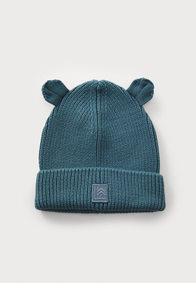 Gehaakte teal beanie met berenoren bovenop, geribbelde textuur en een omgeslagen zoom met een klein grijs logo-opdruk aan de voorkant.