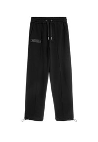 Pantalones de chándal negros con cinturilla elástica, bolsillos laterales, un bolsillo con cremallera y puños ajustables en los tobillos. Textura suave.