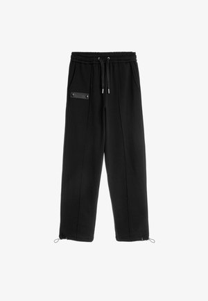 Pantalones de chándal negros con cinturilla elástica, bolsillos laterales, un bolsillo con cremallera y puños ajustables en los tobillos. Textura suave.