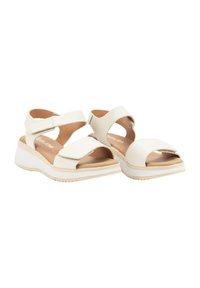 Sandalias blancas con un acabado texturizado, que cuentan con dos correas y punta abierta. Forro interno suave en color beige y suela de cuña con una base en contraste.