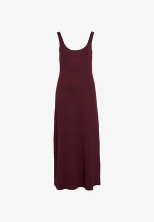 Rochie maxi fără mâneci, de culoare burgundă, dintr-un material moale și texturat, cu decolteu rotund și o siluetă dreaptă care se extinde până la glezne.