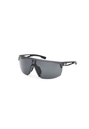 Czarne sportowe okulary przeciwsłoneczne z okrągłymi ciemnymi soczewkami i teksturowanymi czarnymi zausznikami. Posiadają elegancki, aerodynamiczny kształt i minimalną ilość elementów.