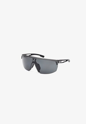 Czarne sportowe okulary przeciwsłoneczne z okrągłymi ciemnymi soczewkami i teksturowanymi czarnymi zausznikami. Posiadają elegancki, aerodynamiczny kształt i minimalną ilość elementów.