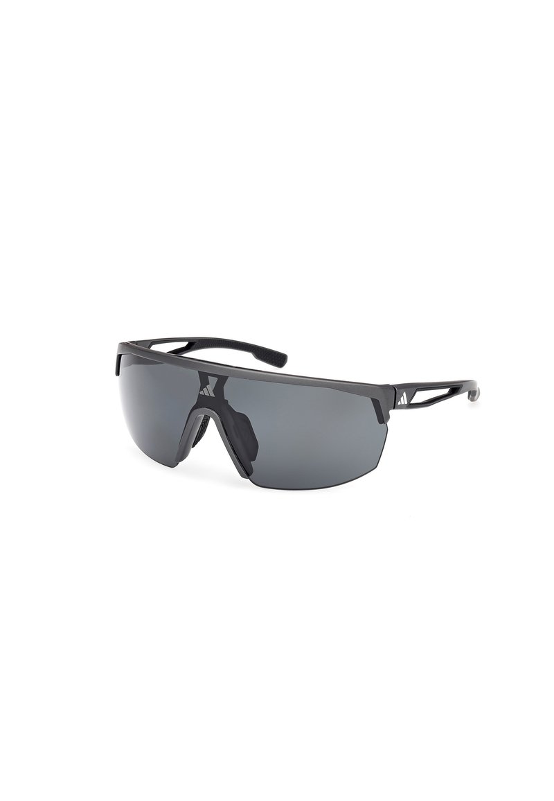 Gafas de sol deportivas negras con lentes oscuros envolventes y brazos de templo texturizados en negro. Presentan un diseño aerodinámico y elegante, con un hardware mínimo.